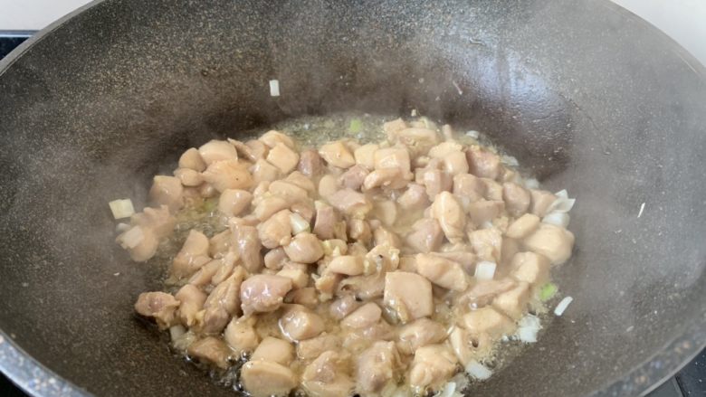 鸡丁烩杂蔬,放入腌制好的鸡丁。