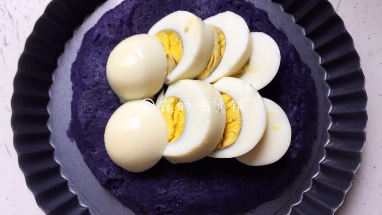 焗烤紫土豆鸡蛋,然后找一个能进烤箱的容器，先把土豆泥铺底下，上面摆放鸡蛋片。