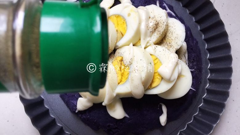 焗烤紫土豆鸡蛋,撒上一丢丢黑胡椒粉（不喜欢也可以不撒。）