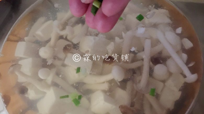 花蛤豆腐菇菇汤,撒上葱花，然后就可以关火了。