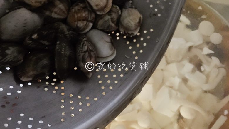 花蛤豆腐菇菇汤,再次煮开后，把花蛤放入。