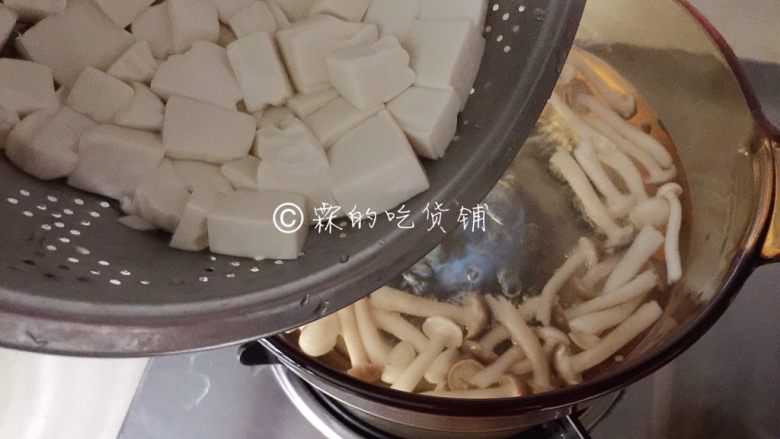 花蛤豆腐菇菇汤,煮开后，把汆过水的豆腐倒入。