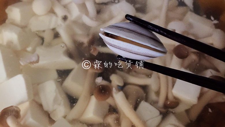 花蛤豆腐菇菇汤,注意观察，等花蛤裂开一个小口时，马上转小火。