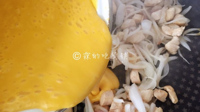 奶油南瓜汁鸡胸意面,等鸡丁开始变色，就可以把南瓜汁倒进去了。