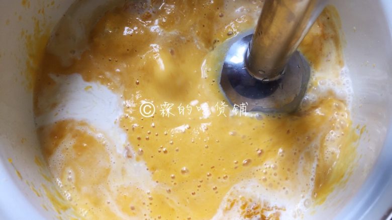 奶油南瓜汁鸡胸意面,搅打成奶油南瓜汁，备用。