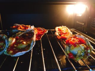 剁椒蒜蓉烤生蚝,放入预热好的烤箱，中层上下火200度烤20分钟左右，时间主要取决于生蚝大小，所以这个只能参考