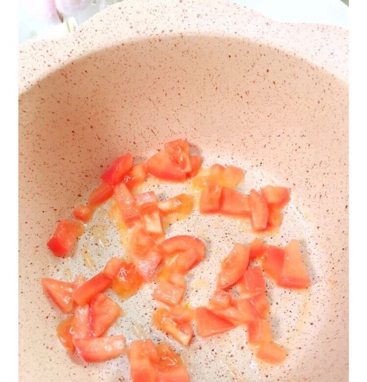 番茄鸡蛋蝴蝶面,把番茄🍅炒出汤汁