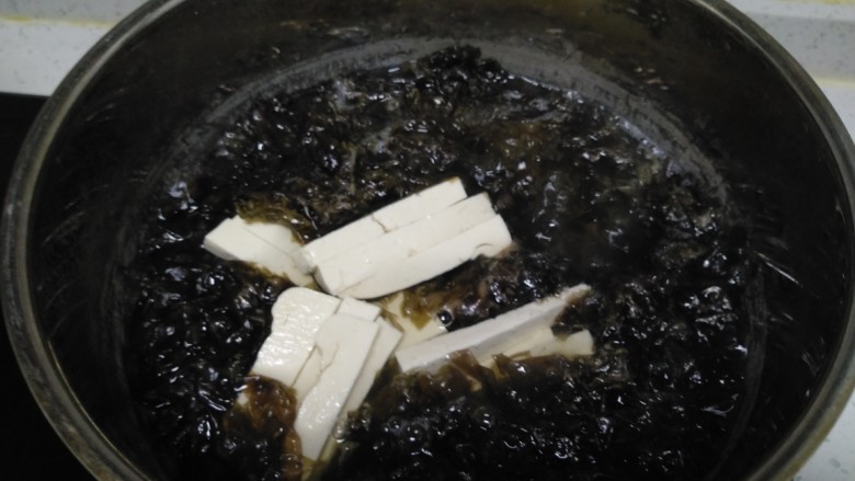 紫菜豆腐香菇鸡蛋汤,水开后放入豆腐。
