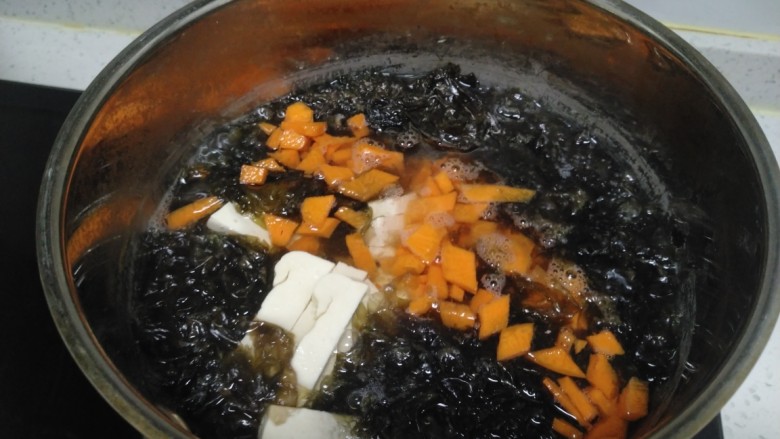 紫菜豆腐香菇鸡蛋汤,煮6分钟，放入胡萝卜碎。