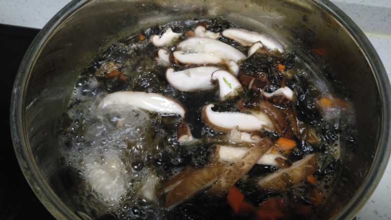 紫菜豆腐香菇鸡蛋汤,放入香菇。