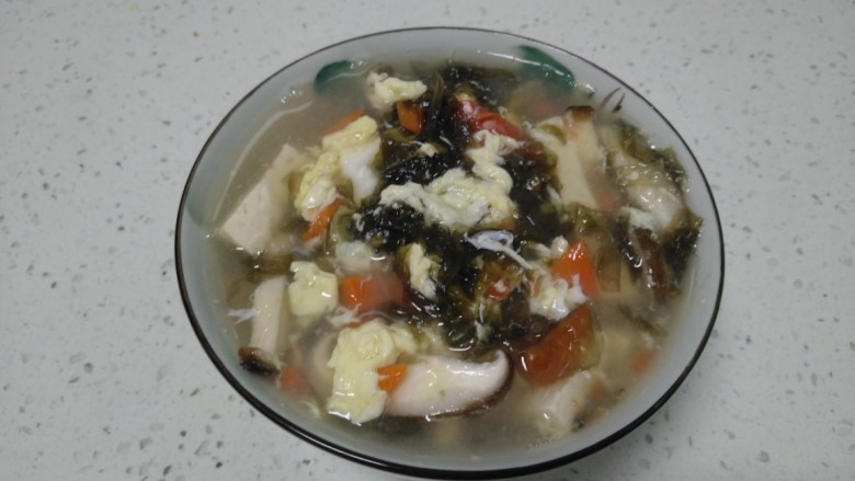 紫菜豆腐香菇鸡蛋汤,盛入碗里。