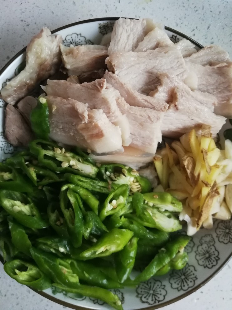 小炒回锅肉,配菜