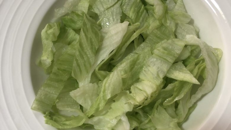 杂蔬沙拉,拿一干净的容器，底部铺上生菜