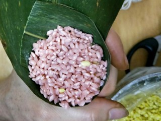 彩色三角粽,最后放糯米全部盖住绿豆。