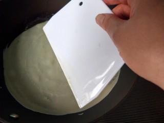 懒人鸡蛋卷饼,用刮刀刮平刮薄。