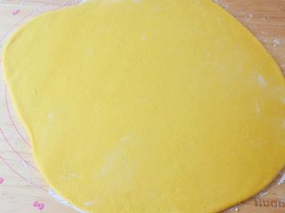 胡萝卜奶香小饼,把面团擀成1厘米左右的薄片直到面团用完