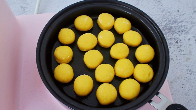 胡萝卜奶香小饼,平底锅刷少许食用油，依次先把第一次的饼胚放入锅中，小火煎至金黄色