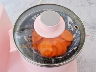 胡萝卜奶香小饼,胡萝卜去皮洗净切成薄片，放入蒸锅蒸熟