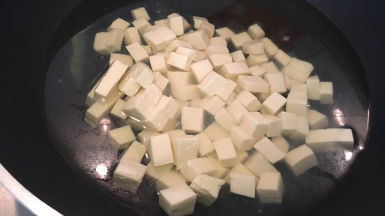 荠菜豆腐羹,利用刚刚的沸水川烫豆腐
