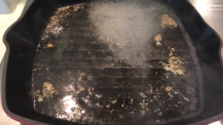 烤鲑鱼配四季豆,铸铁锅加水利用余温浸泡待凉后再洗会更省力！