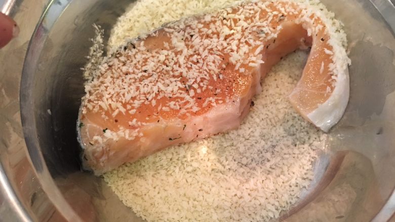 烤鲑鱼配四季豆,将鲑鱼沾上面包粉
