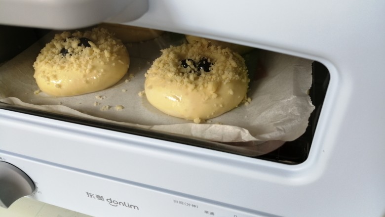 蓝莓酥粒面包,放入已经预热到180度的东菱3706小烤箱内，烘烤20分钟左右（实际烘烤温度要根据自家烤箱脾气而定）