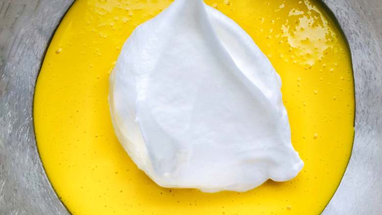 柠檬戚风蛋糕 ,蛋白分三次加入到蛋黄面糊中