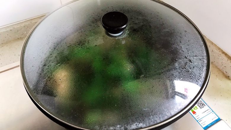 木耳肉丝炒木耳菜,盖上锅盖转中小火焖煮2分钟