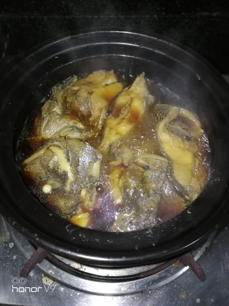 沙锅包公鱼,然后小火煮个15分钟，让鱼肉入味。