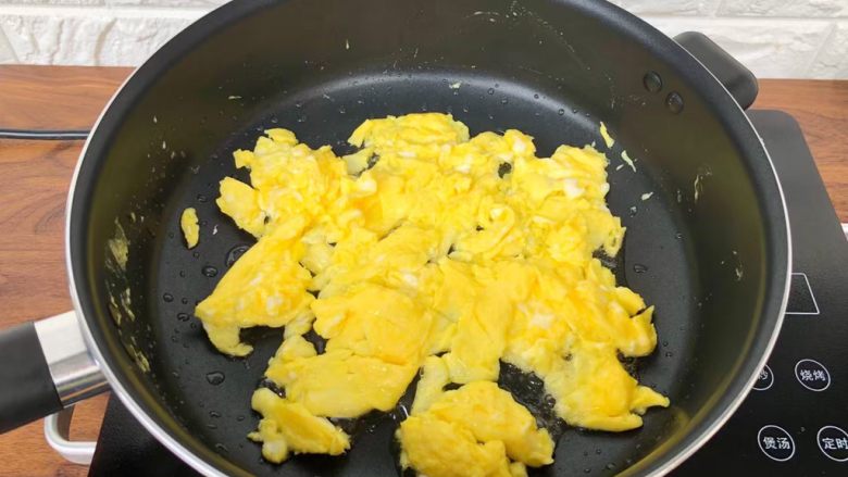 鱼香鸡蛋,锅里放少许油烧至7成热，把蛋液倒入炒熟盛出。