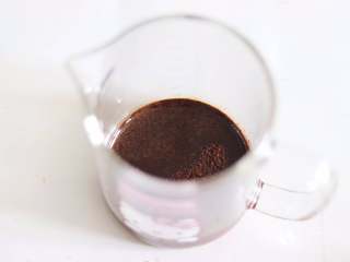 红糖咖啡曲奇,咖啡和热牛奶混合，搅匀后放置冷却。

