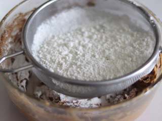 红糖咖啡曲奇,筛入低筋面粉。
