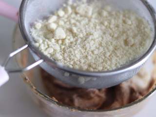 红糖咖啡曲奇,杏仁粉和盐同样过筛。
