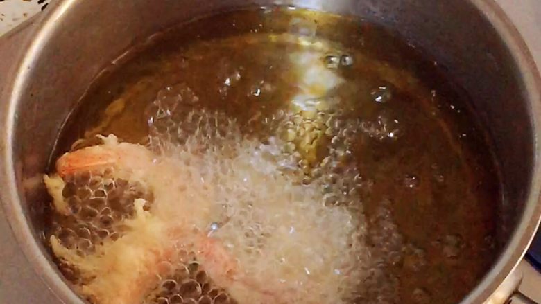 香酥虾,油锅烧4成热，一只一只放入腌制过的虾