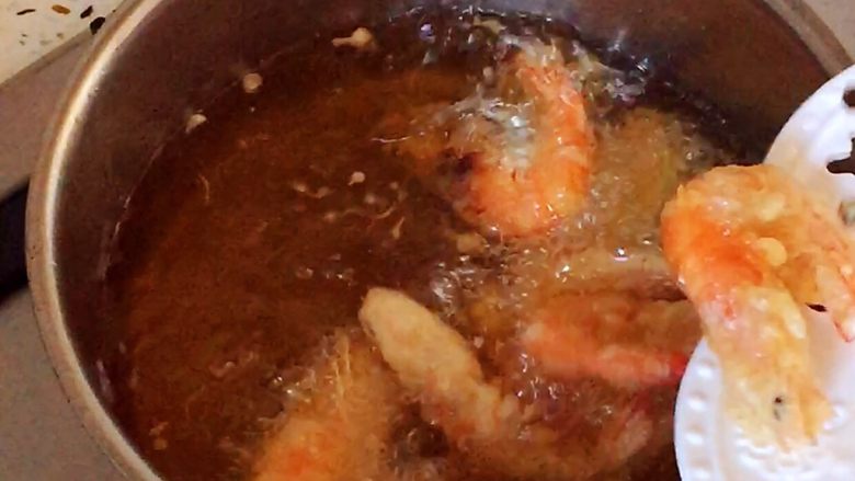 香酥虾,油锅继续烧至6成热，再次放入虾复炸