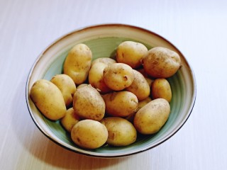 葱香椒盐小土豆,好新鲜的小土豆。(越小越好)