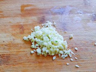 葱香椒盐小土豆,大蒜去皮，切碎。