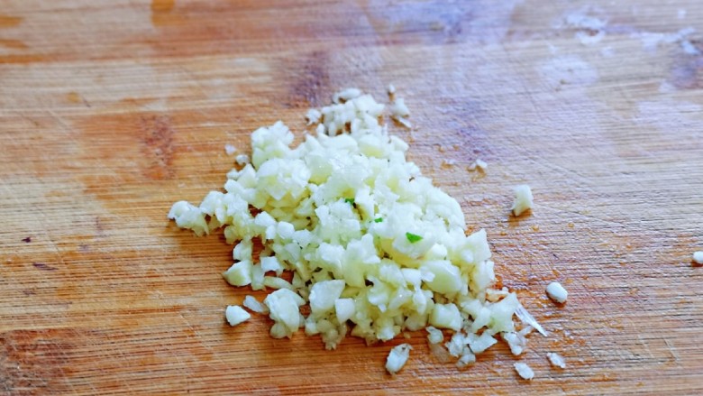 葱香椒盐小土豆,大蒜去皮，切碎。