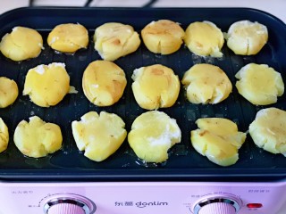 葱香椒盐小土豆,依次摆放上压扁的小土豆。