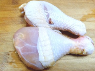 扁豆土豆炖鸡肉,鸡腿洗净
