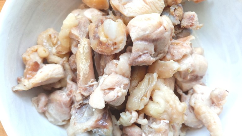 扁豆土豆炖鸡肉,捞出备用