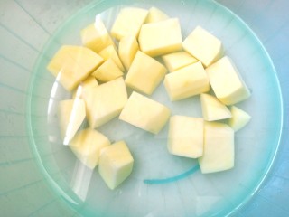 扁豆土豆炖鸡肉,用凉水清洗一下