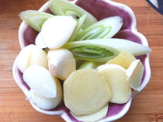 扁豆土豆炖鸡肉,切好葱，姜，蒜备用