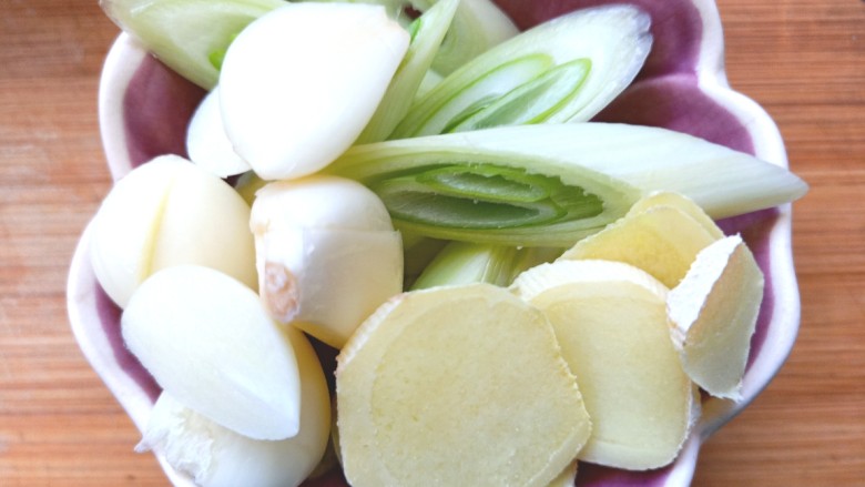 扁豆土豆炖鸡肉,切好葱，姜，蒜备用