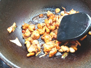 扁豆土豆炖鸡肉,加入少许生抽，老抽，翻炒片刻
