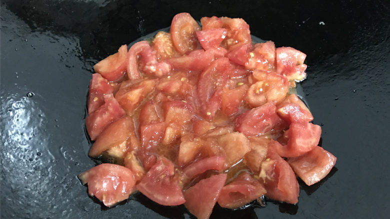 番茄鸡蛋拌面,另起油锅，倒入少许油后把切成小块的番茄放入锅中。