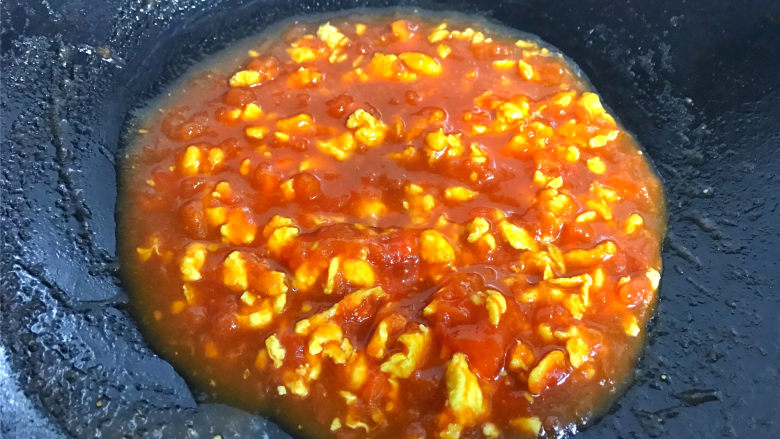 番茄鸡蛋拌面,再把刚炒好的鸡蛋放入锅中，翻炒均匀后即可熄火。