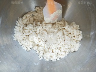 花朵豆沙面包,先把面粉，奶粉，糖，盐混合均匀，然后加入蛋清，牛奶。搅拌成棉絮状，最后撒酵母。这里用的酵母是高活性耐高糖酵母。