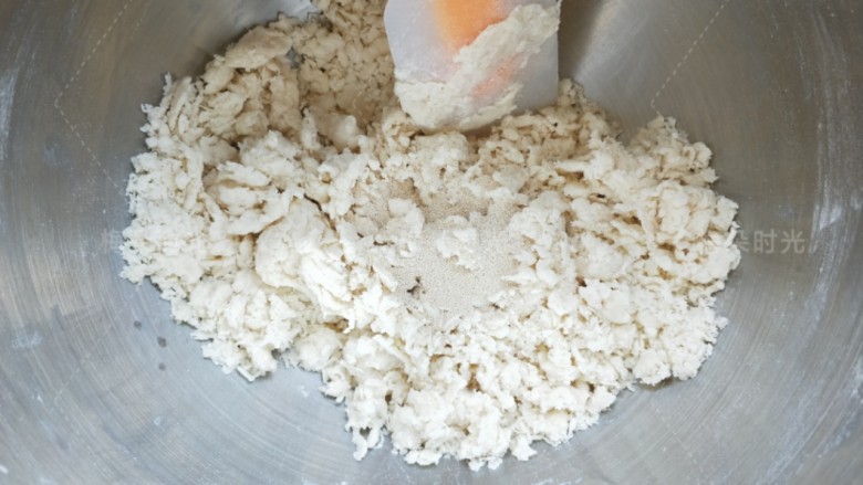 花朵豆沙面包,先把面粉，<a style='color:red;display:inline-block;' href='/shicai/ 1124'>奶粉</a>，糖，盐混合均匀，然后加入蛋清，牛奶。搅拌成棉絮状，最后撒酵母。这里用的酵母是高活性耐高糖酵母。