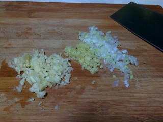 茴香饺子,把葱姜蒜切碎至本图这样即可，还可以在碎一点儿。
